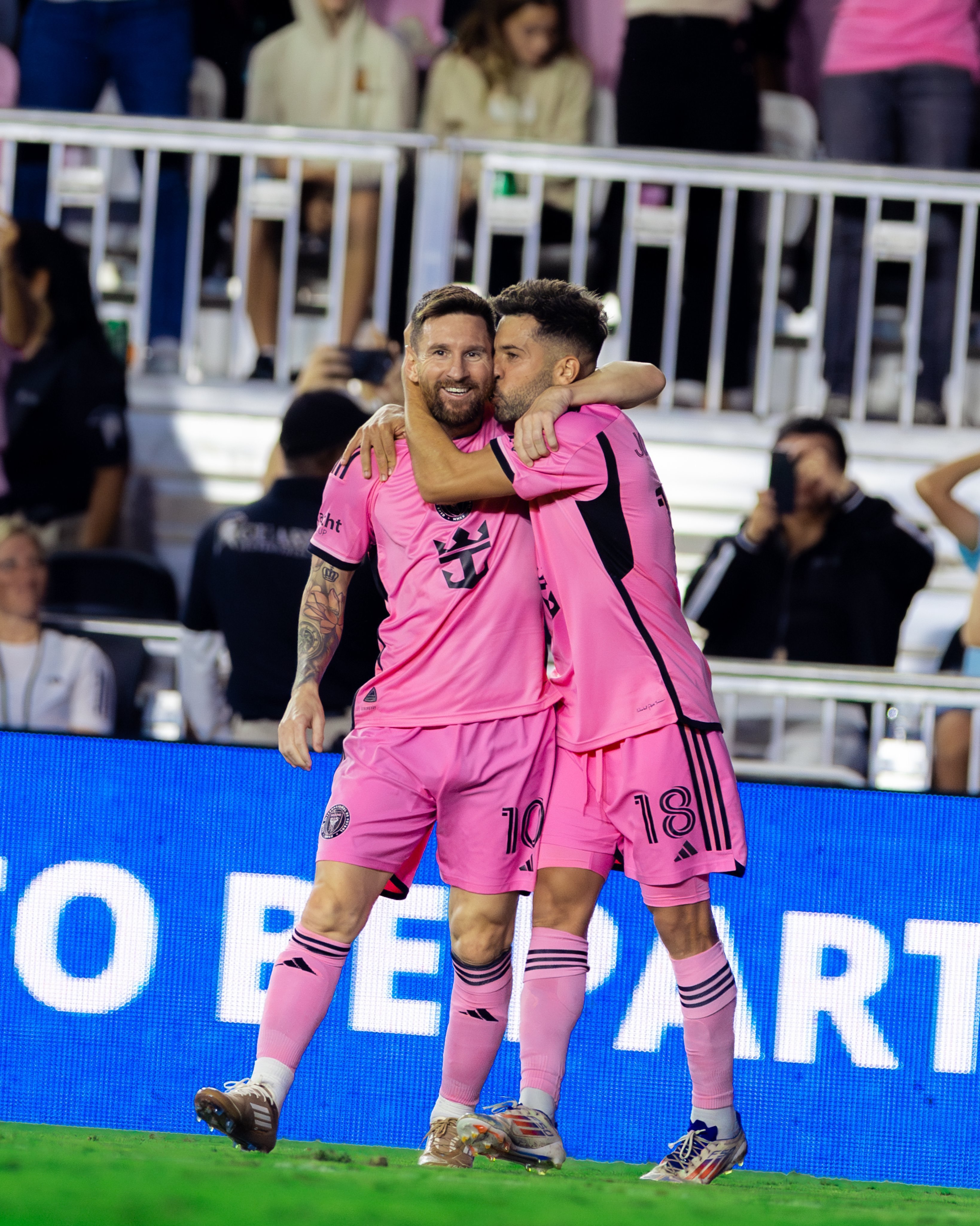 巴塞罗那客场告捷,梅西再现超凡发挥 巴塞罗那客场告捷,梅西再现超凡发挥