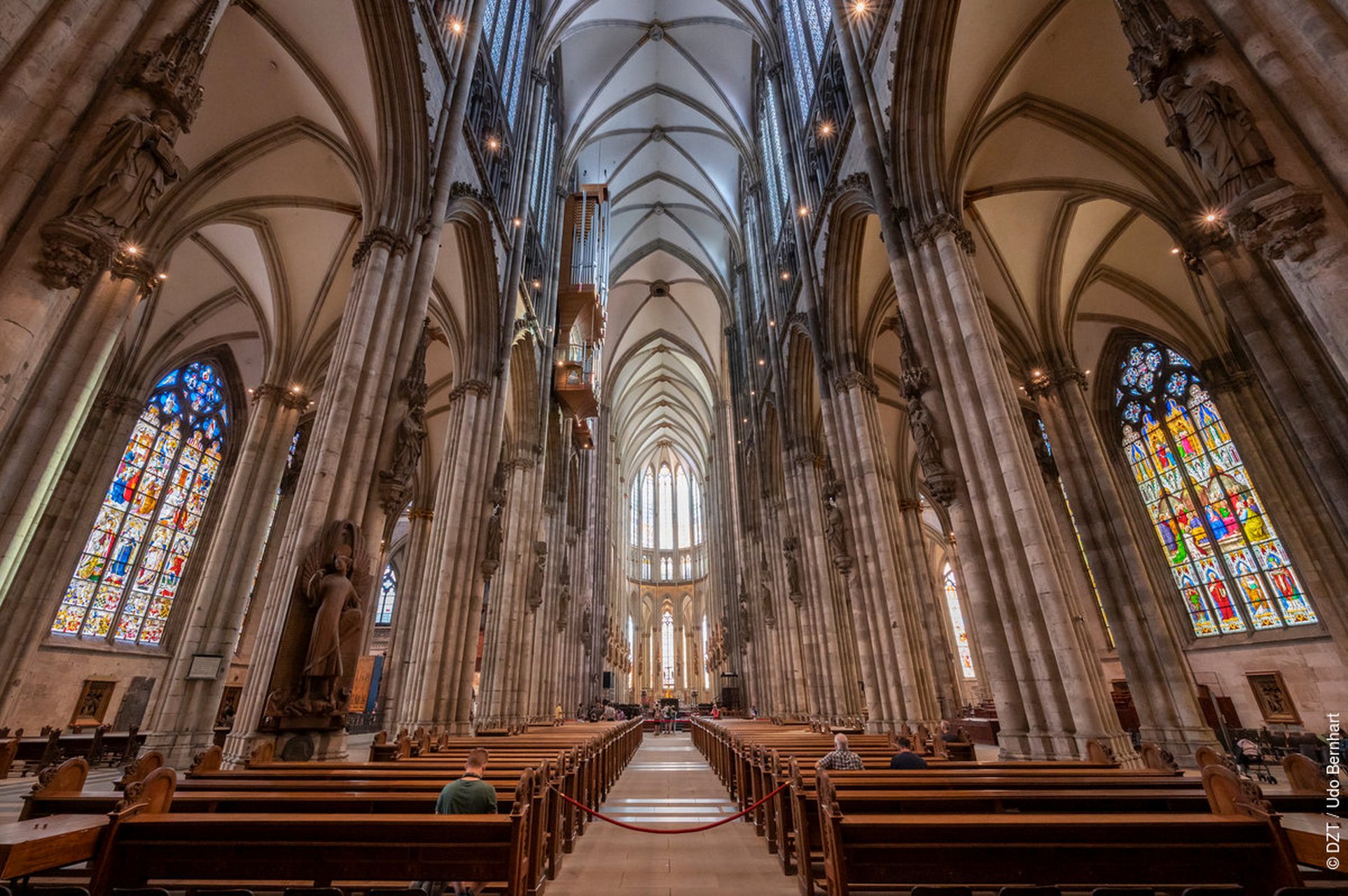 作为德国最宏伟,最壮丽的建筑之一,科隆大教堂向世人展示着中世纪的