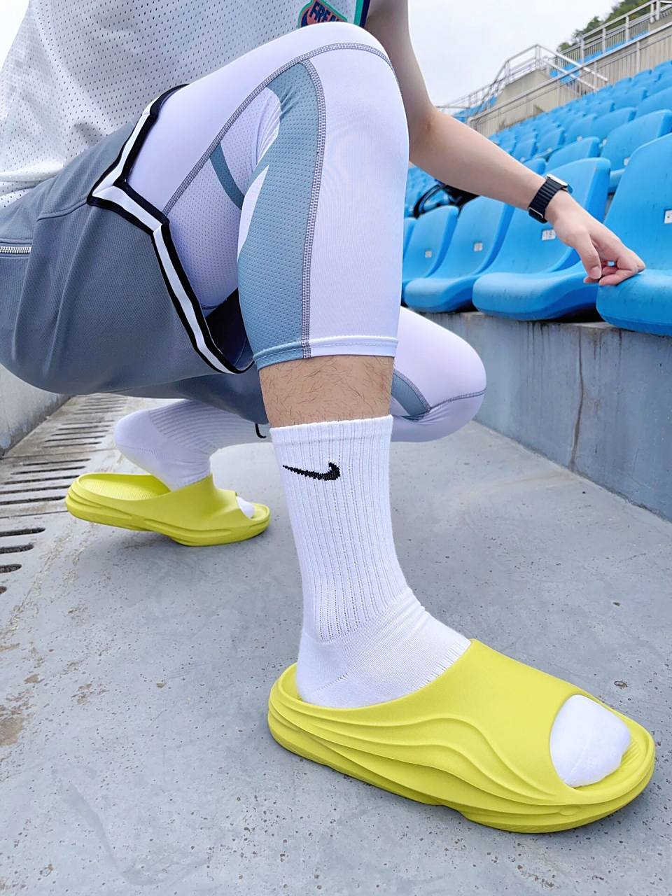 因为拖鞋 白袜真的好舒服啊 首先90球鞋真的有些闷脚,易出汗人士真
