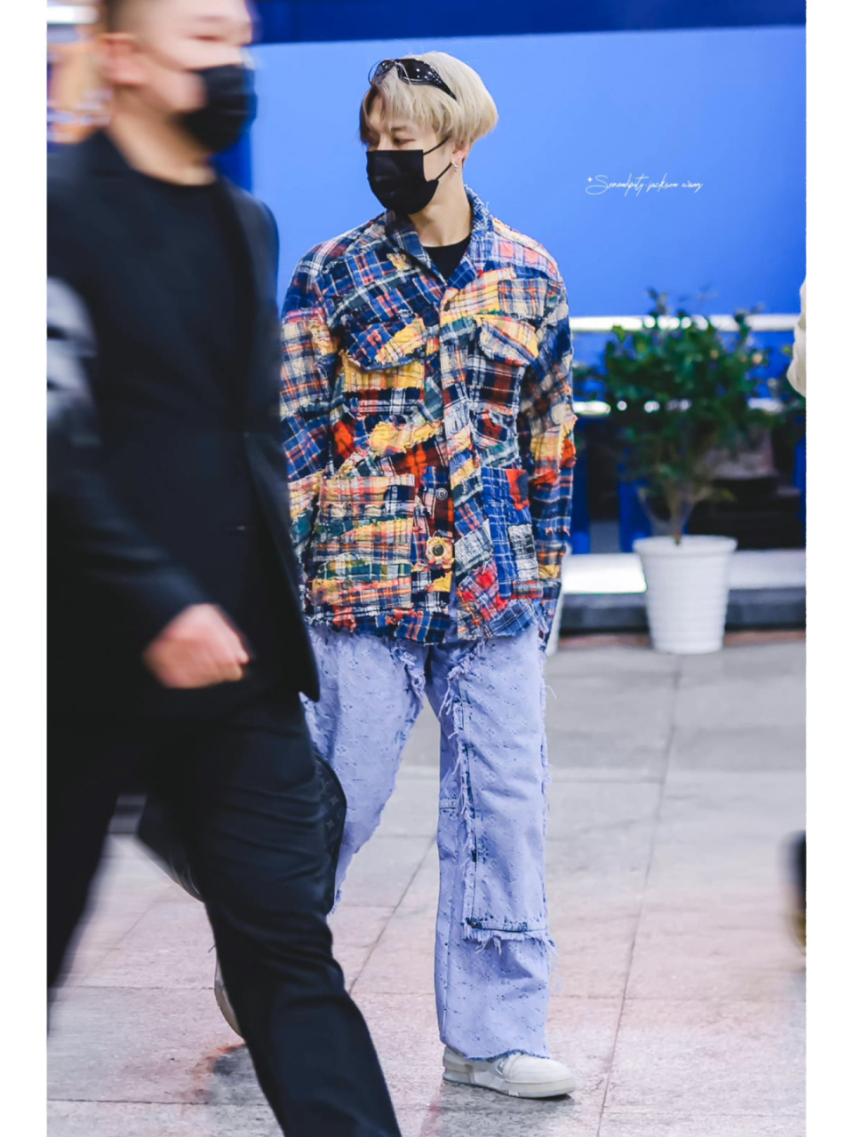 王嘉尔回国机场穿搭 称职代言人!