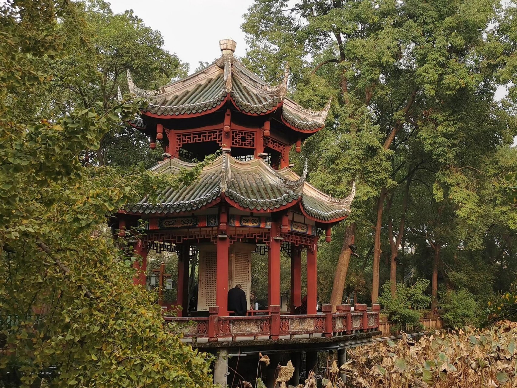 广汉房湖公园 房湖公园, 位于广汉市雒城街道西南隅, 被誉为"川西明珠