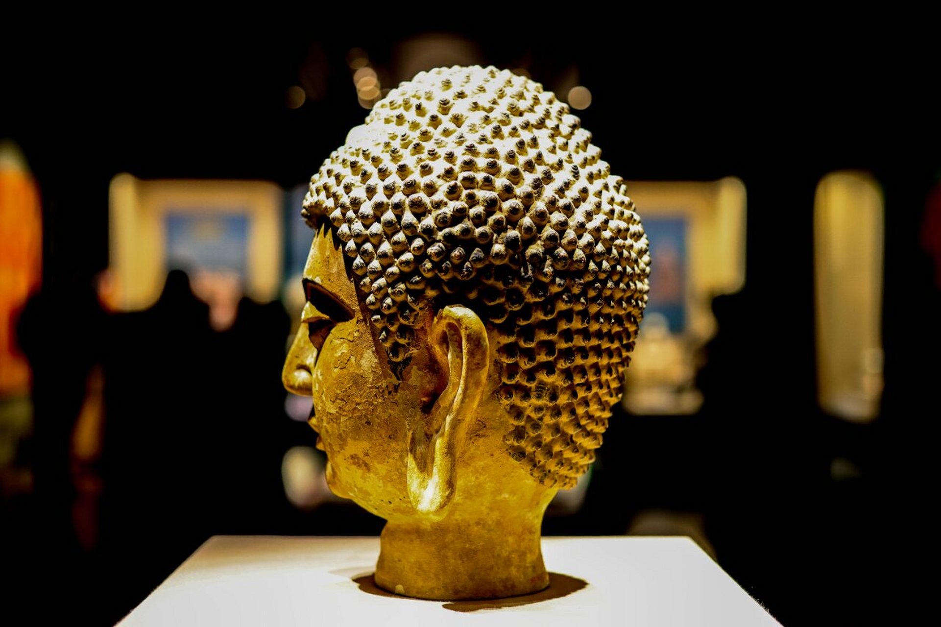 西夏流泪佛 西夏彩绘泥塑佛头,历经千年,神态依旧平稳沉静,这种圆而近