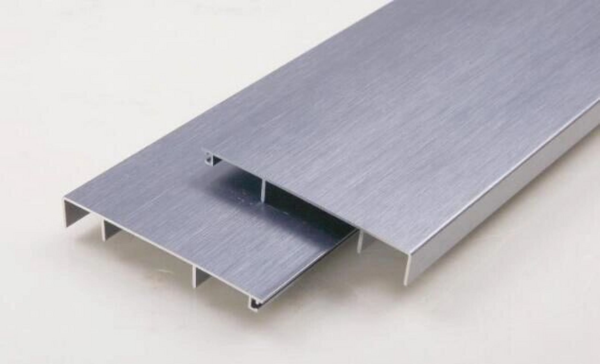 1:普通铝合金优点:适合任何气候,抗老化能力强,密封性能好,使用寿命长