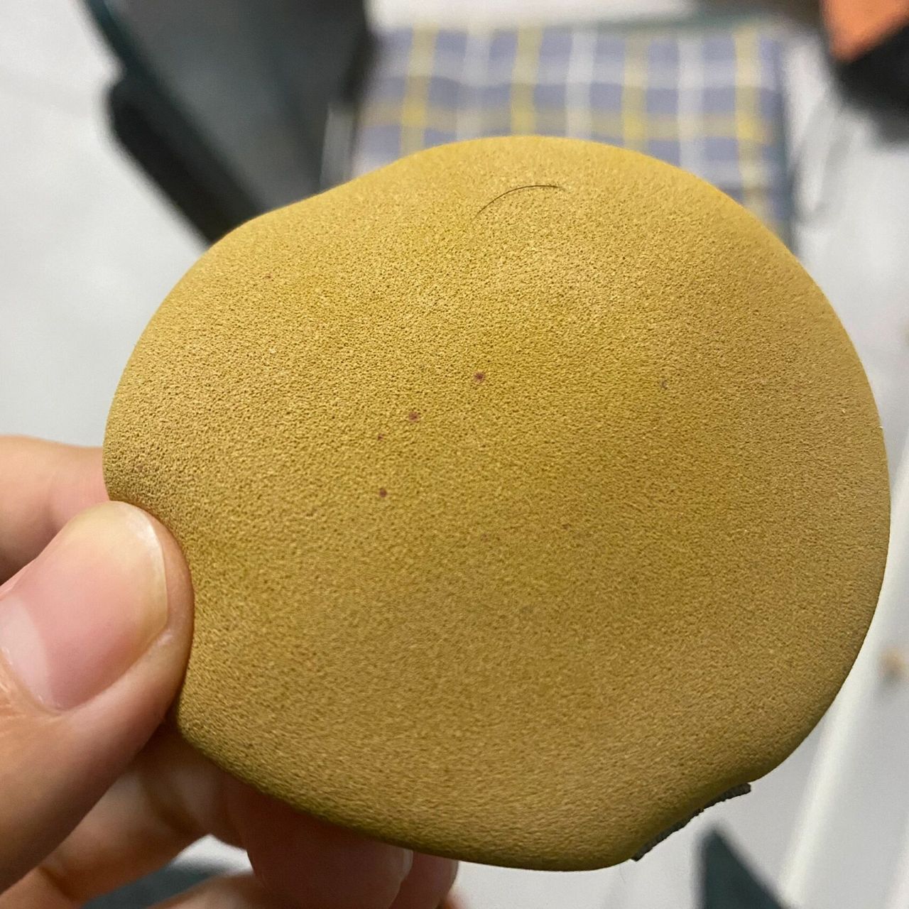 粉扑发霉了? 上次用了直接放粉扑袋里了,没完全干,所以这是发霉了吗