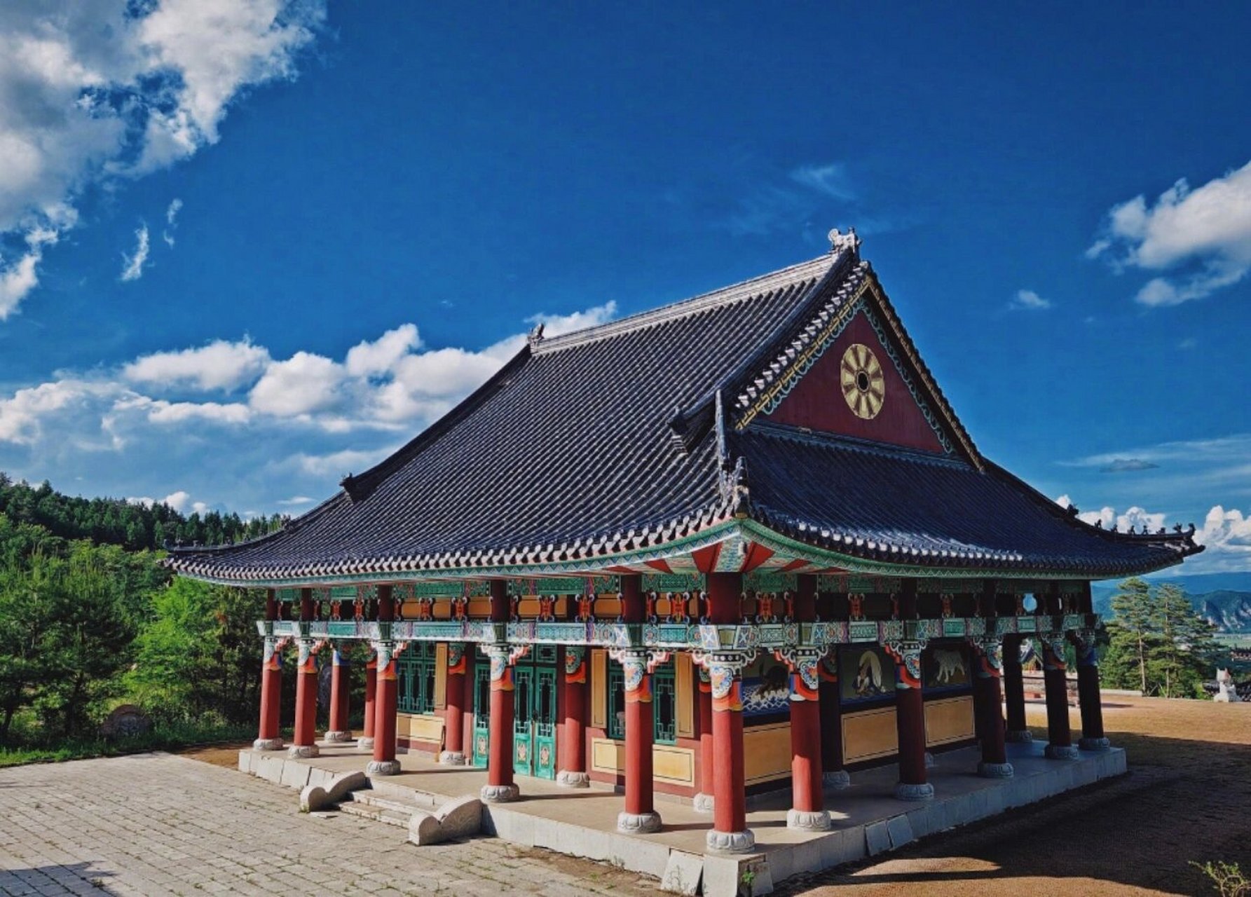 华严寺位于图们市日光山森林公园,这座位于图们城郊的小山,有着易座