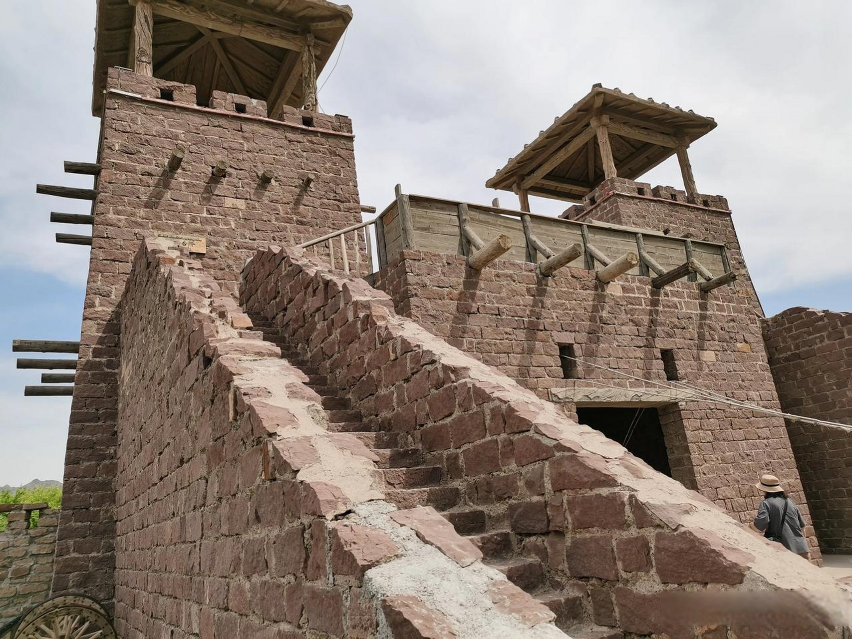 在乌鲁木齐达坂城古镇有座塑像, 李怀恩公元640年前,大周武则天年间.