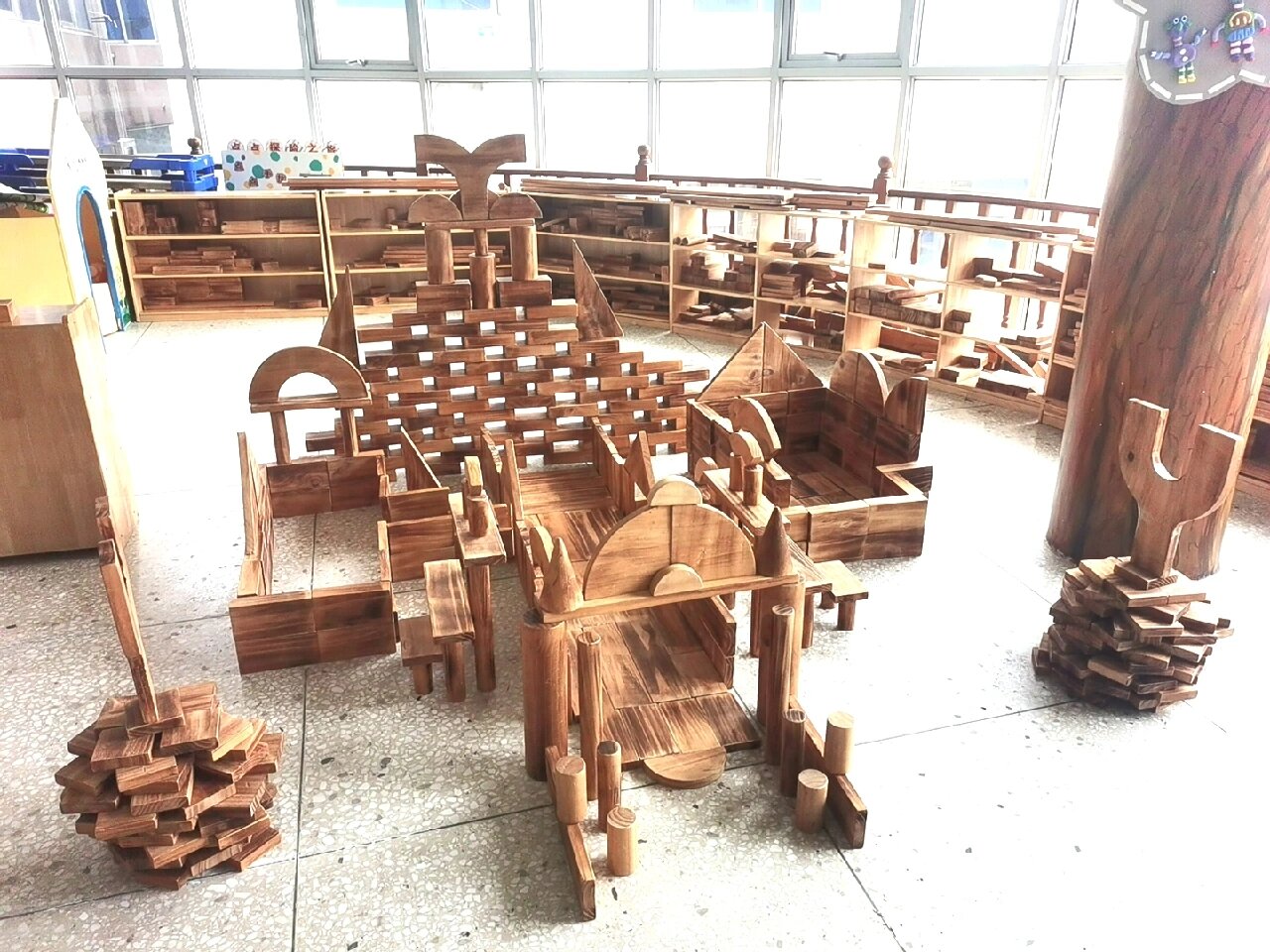 炭烧积木搭建的美丽的城堡
