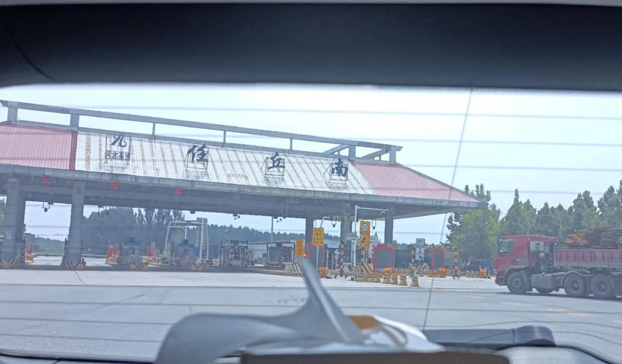 看到任丘南,下了高速,就快到家了.