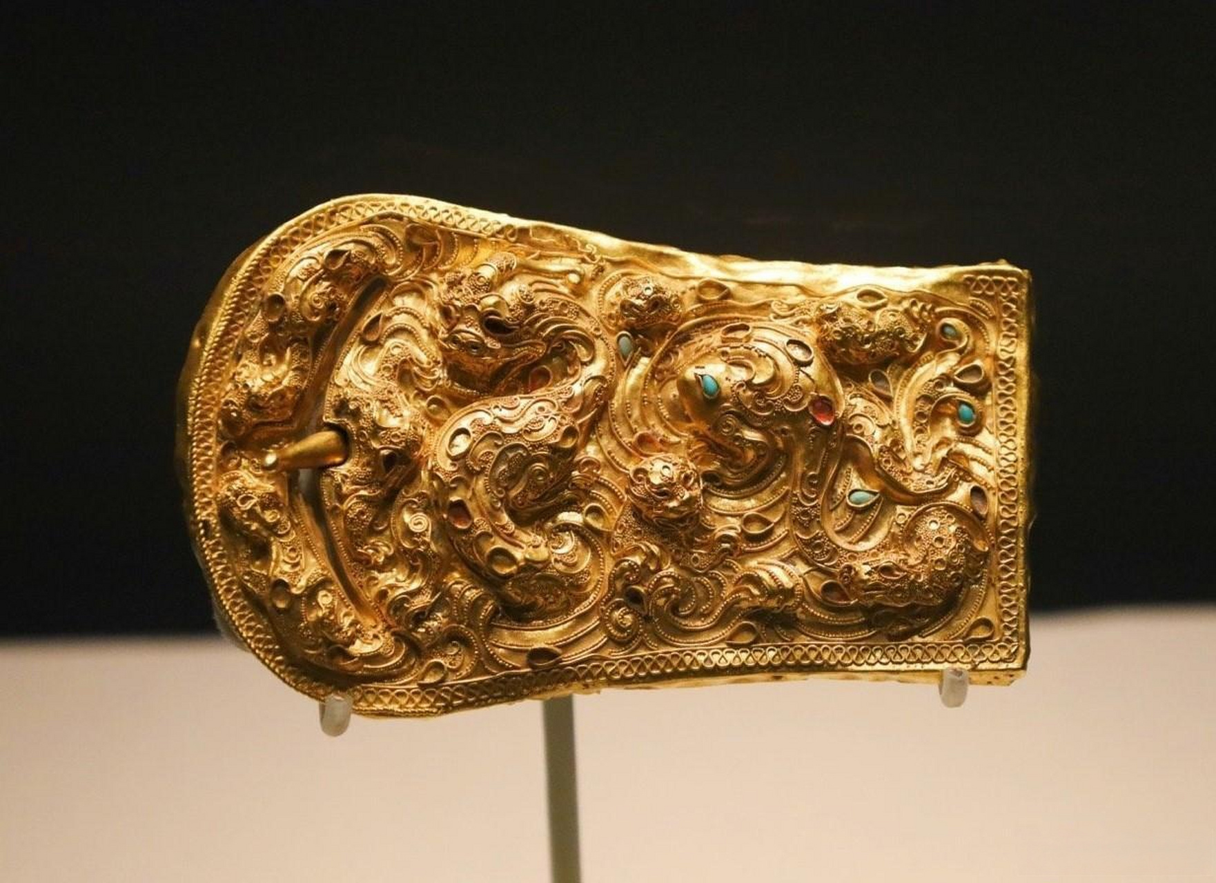 新疆博物馆收藏的这件汉代八龙纹金带扣,出土于焉耆县博格达沁古城东.