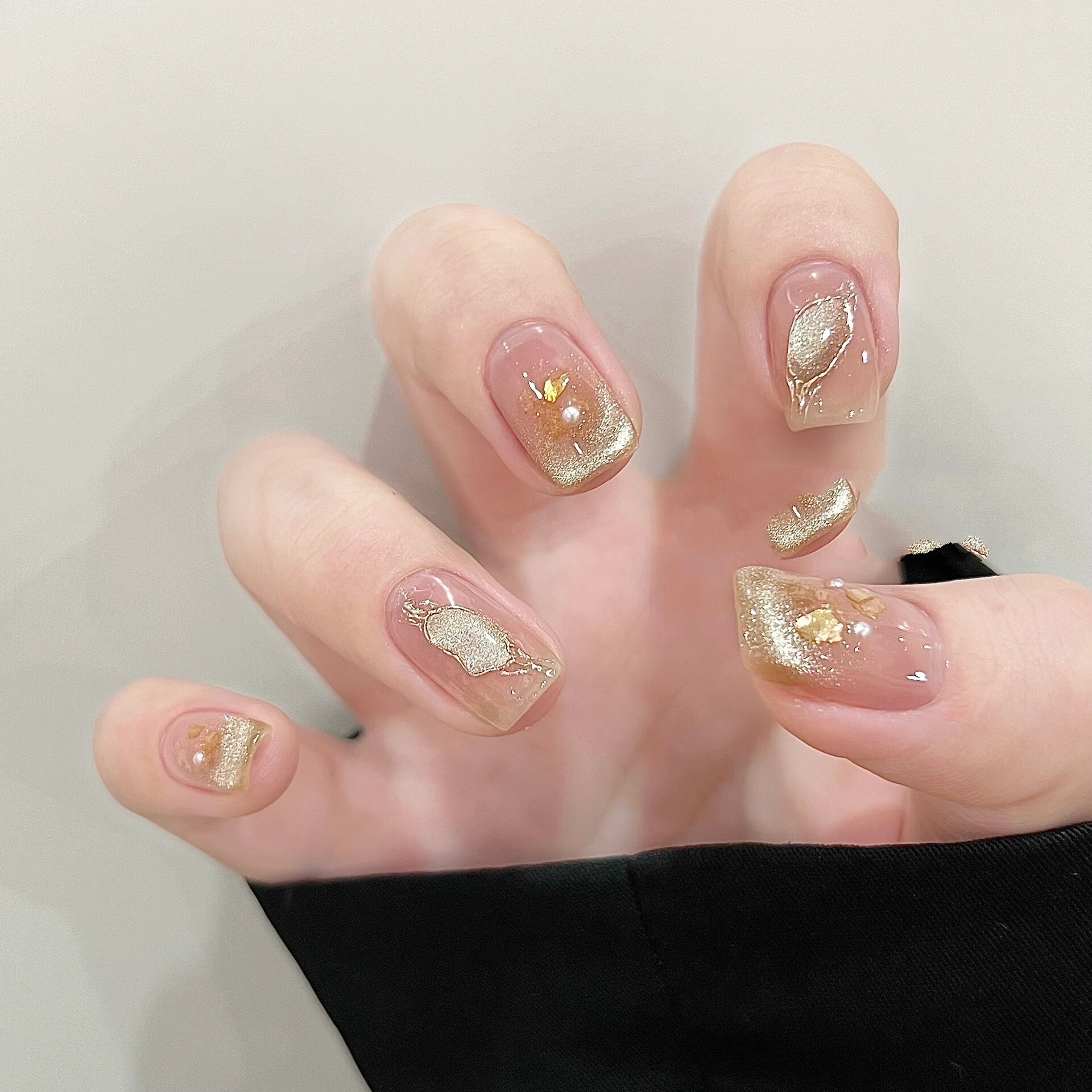 浅香槟色滴猫眼美甲豪适合秋冬季节