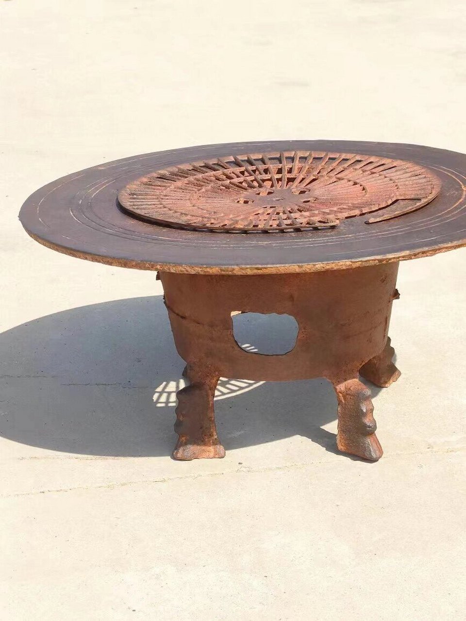 清代铸铁老火盆,做工精细,完美飘亮,是取暖,烧烤佳品