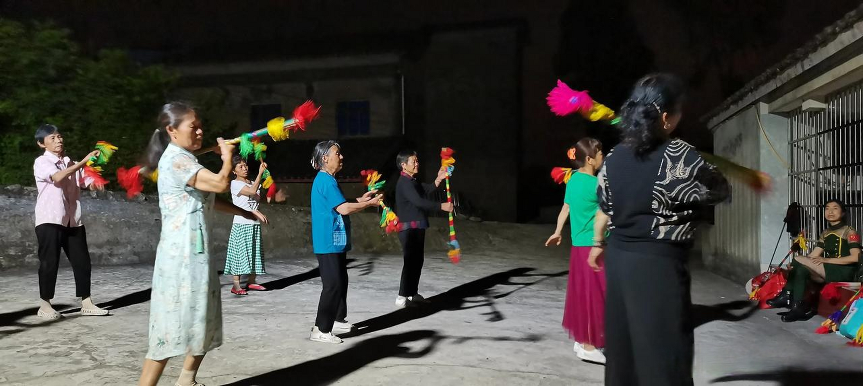 农村丈母娘家的坝子成了大妈们的广场舞广场,丈母娘也是其中成员之一.