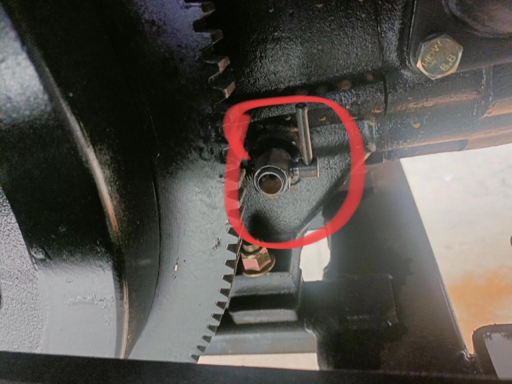 气温骤降,三轮车一定要记得放水,大部分放水开关在发动机缸头下侧或