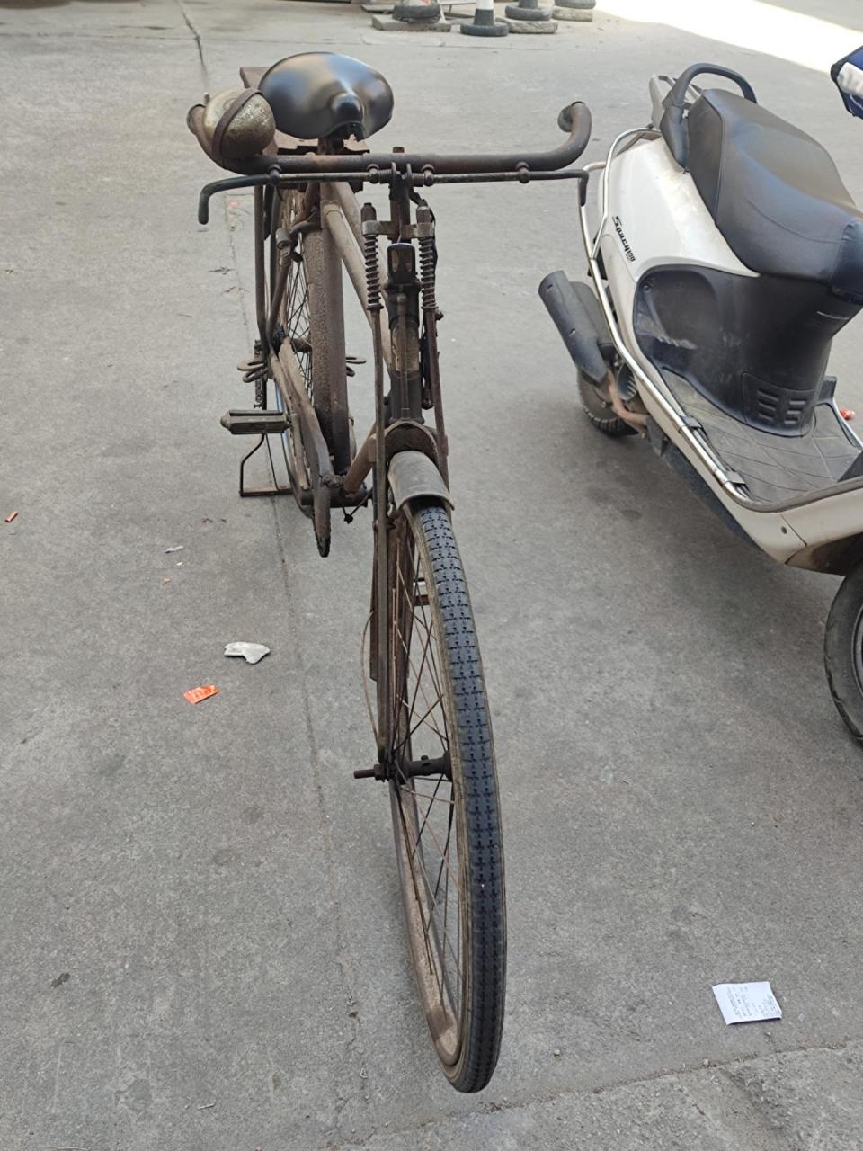 老式28寸带铁盒凤凰双杠自行车了