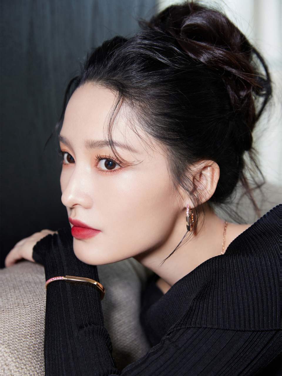 李沁优雅写真大片:扎发红唇,一字肩黑色礼服裙,酷美靓丽,焕发全新姿采