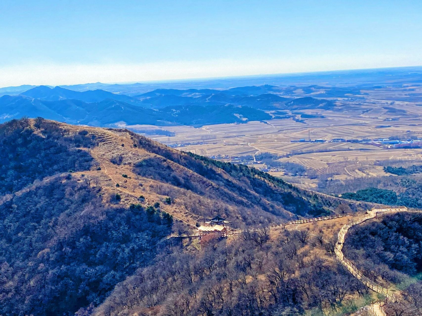 巴尔虎山,是沈阳市最高山峰,海拔427米.位于康,法两县境内.