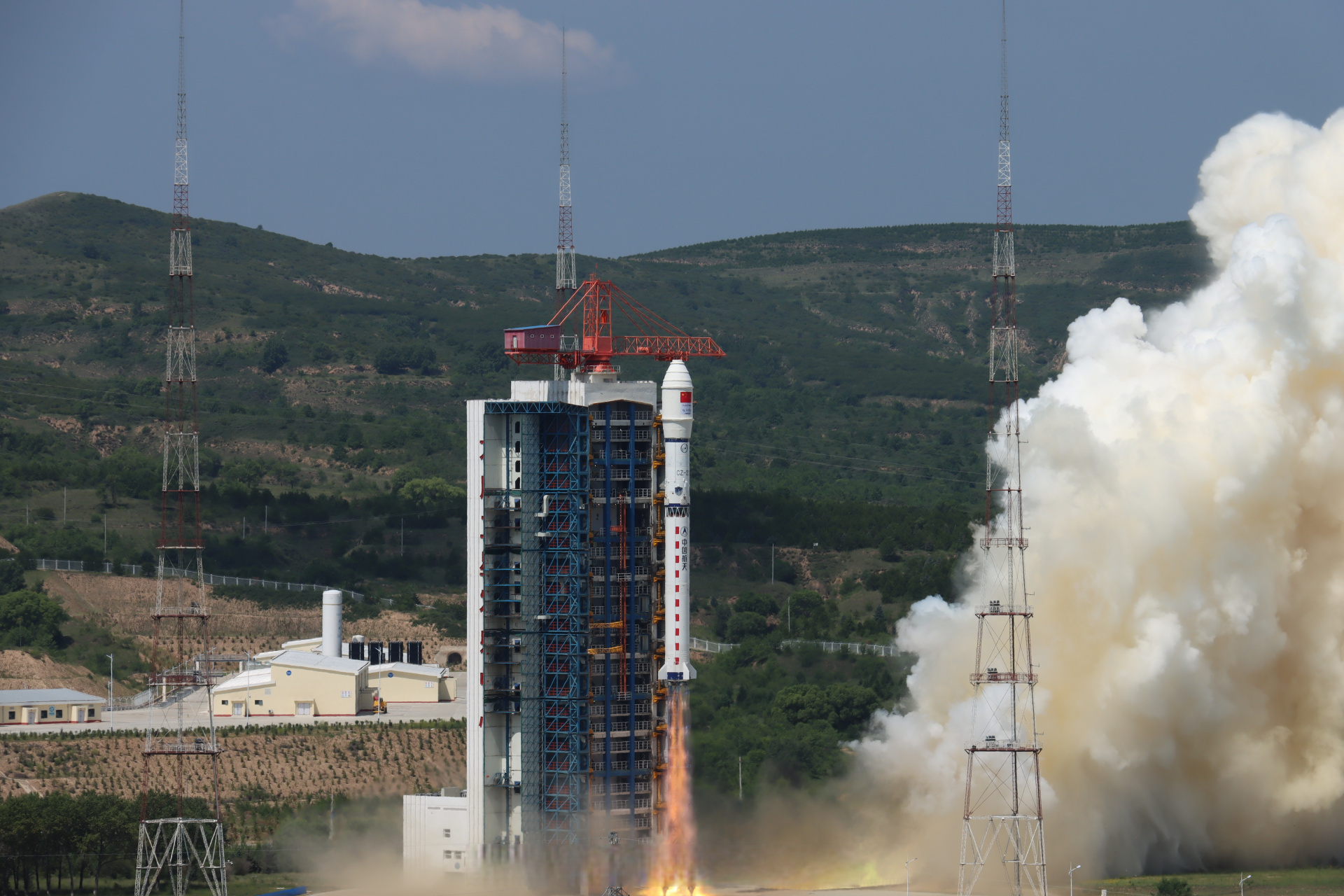 7月23日10时50分,长征二号丁运载火箭在太原卫星发射中心点火升空.