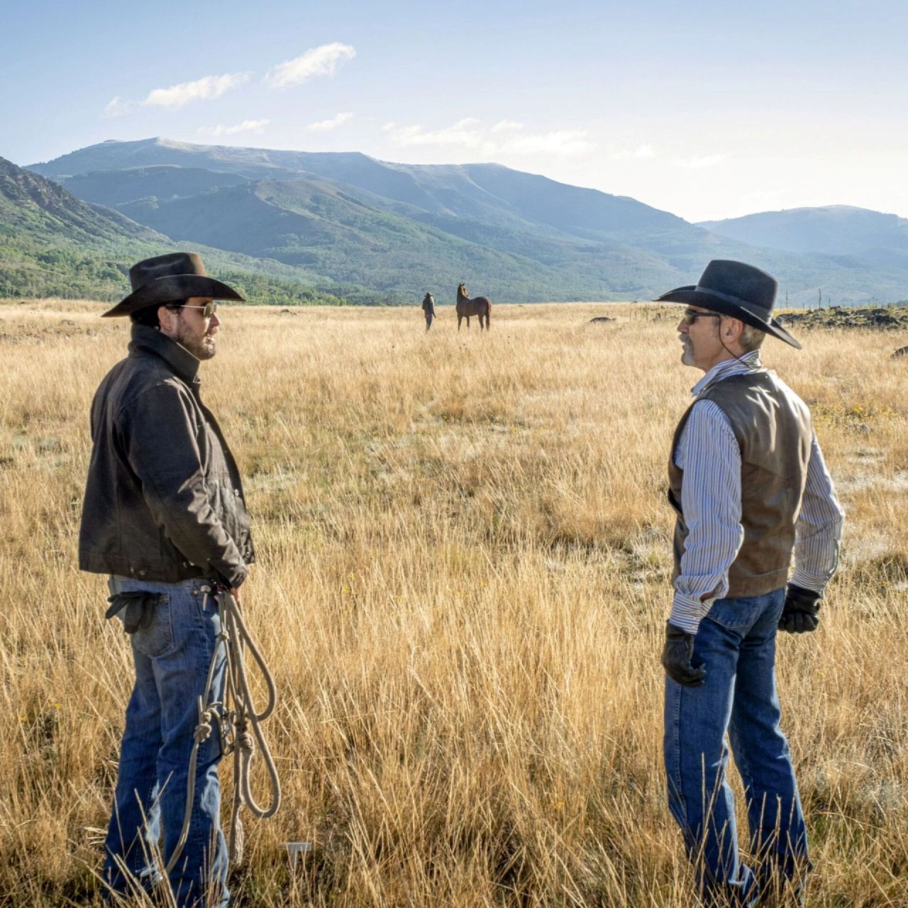 这部美剧教会你硬汉户外穿搭 黄石是一部荷尔蒙爆炸的男人美剧 除了