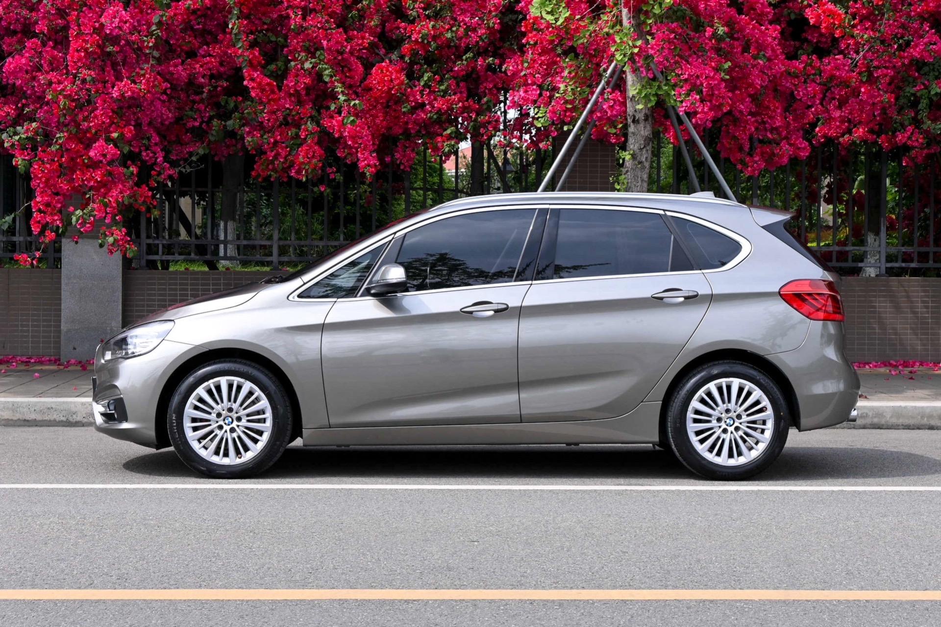 看车地点:导航搜索"爱车的诺诺成都站宝马二厢车宝马 220i宝马2箱车型