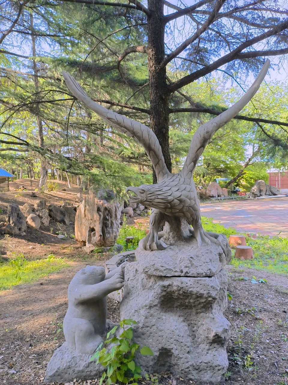 罗庄公园和沂水动物园在一起,里面动物不多,绿化还可以,有小孩偷哪