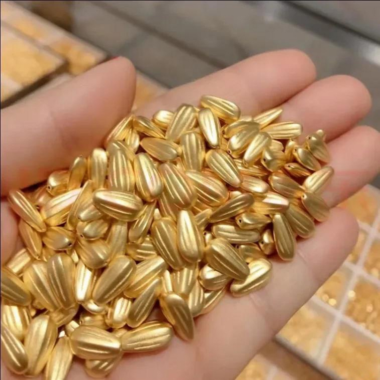 想来一颗金瓜子吗?这可是纯金打造的瓜子,不得不说这工艺真是太好啦!