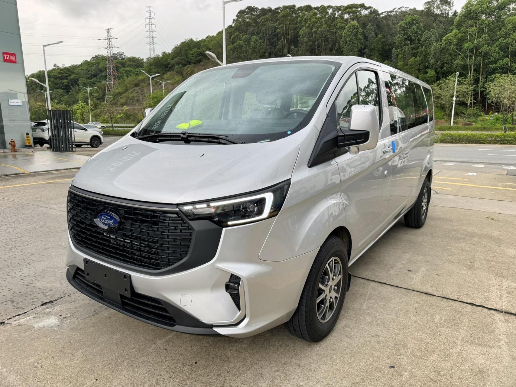 江铃福特新全顺:短轴低顶柴油2.0t自动挡2 2 3=七座 商旅版