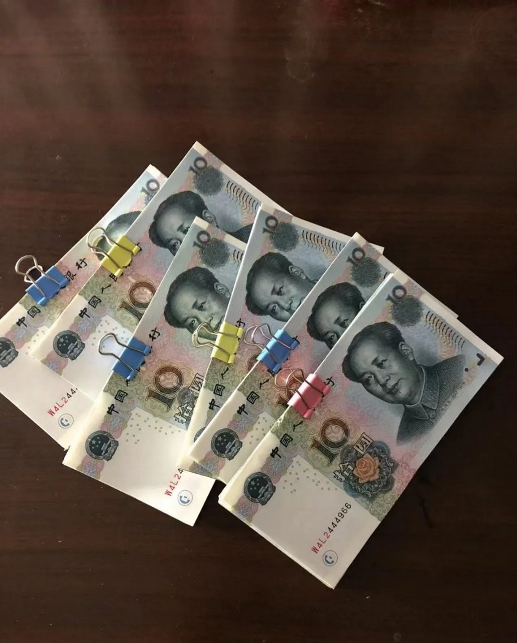 我到银行取出600元现金,这是我一个月的生活费.