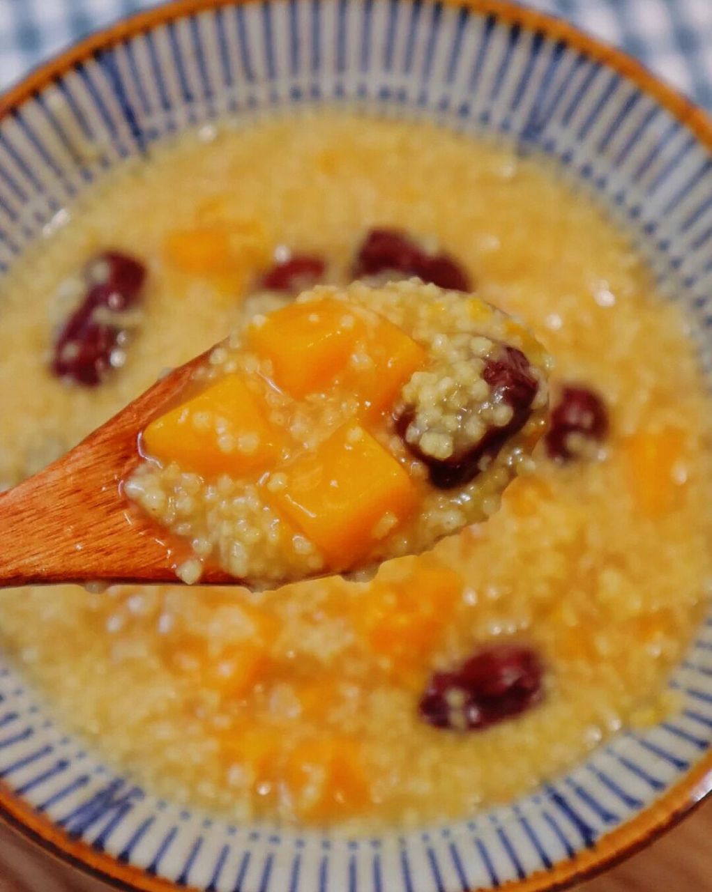 红枣南瓜粥,经期女孩的"加油站" [赞同][赞同]食材95 小米一小碗