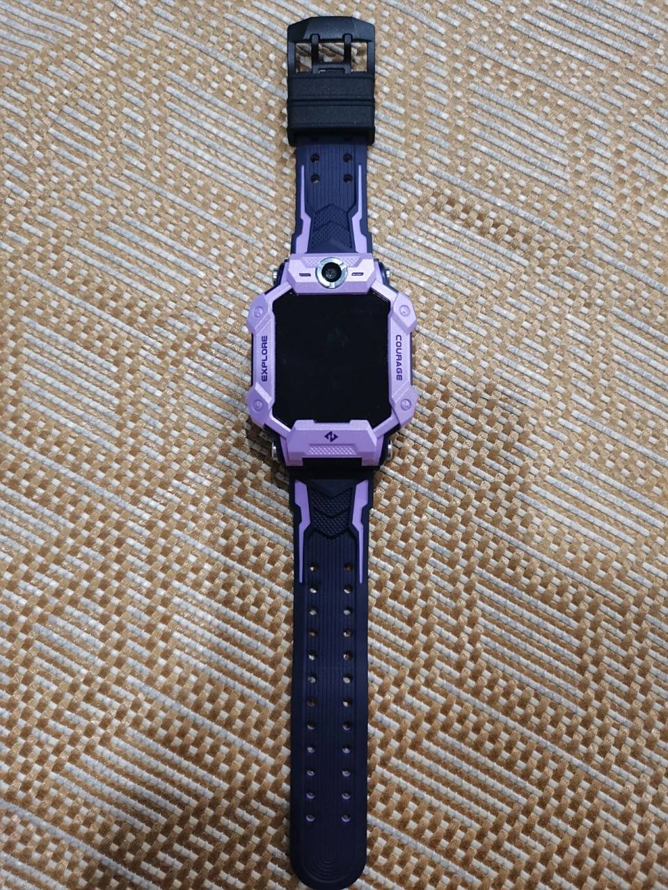 奈何女儿非要买小天才,说可以加好友,还可以立起来 看了好久,在z7和7a