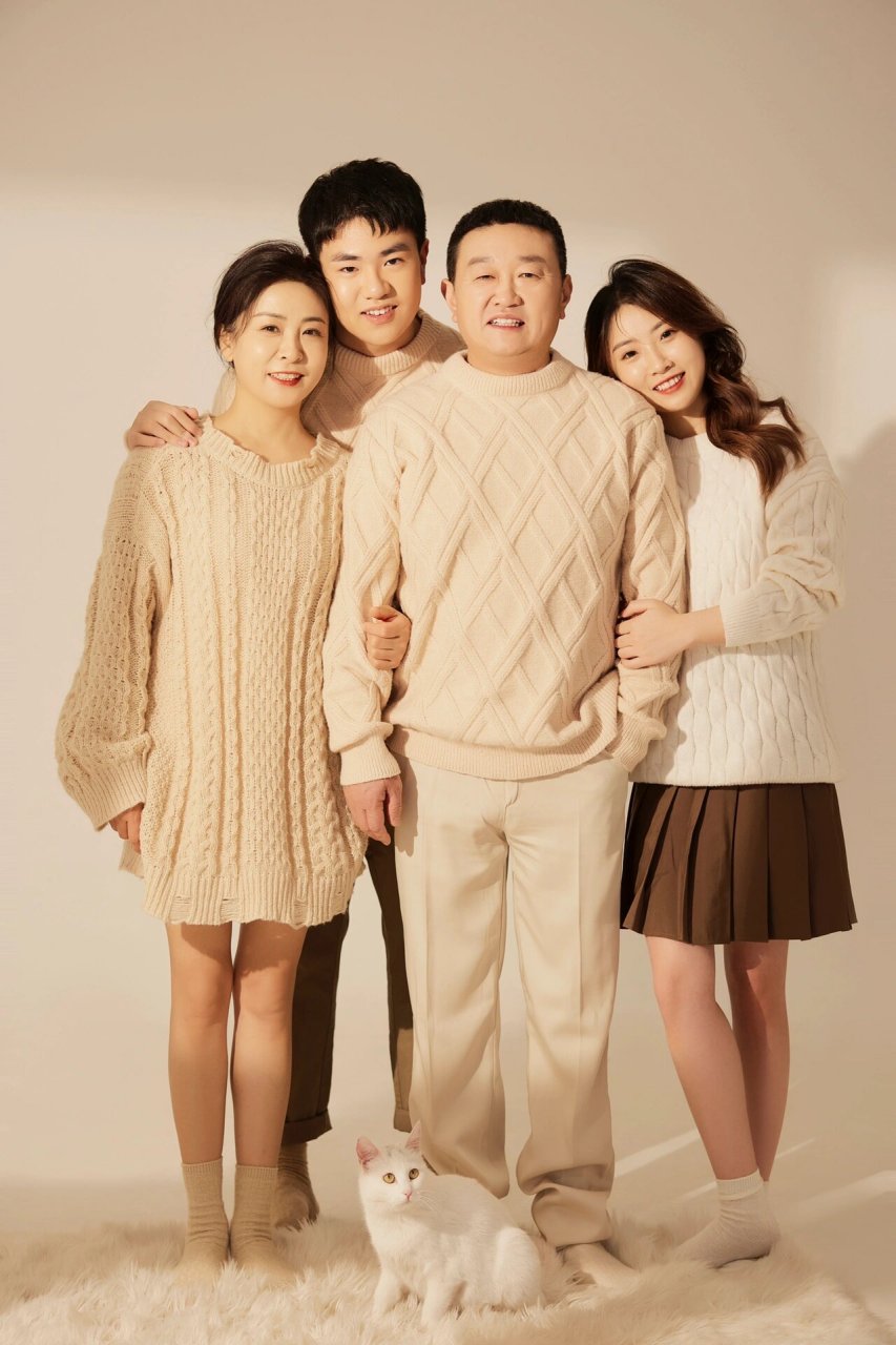 一家四口全家福拍照姿势参考 温馨家庭风格拍照姿势,重点是要笑得自然