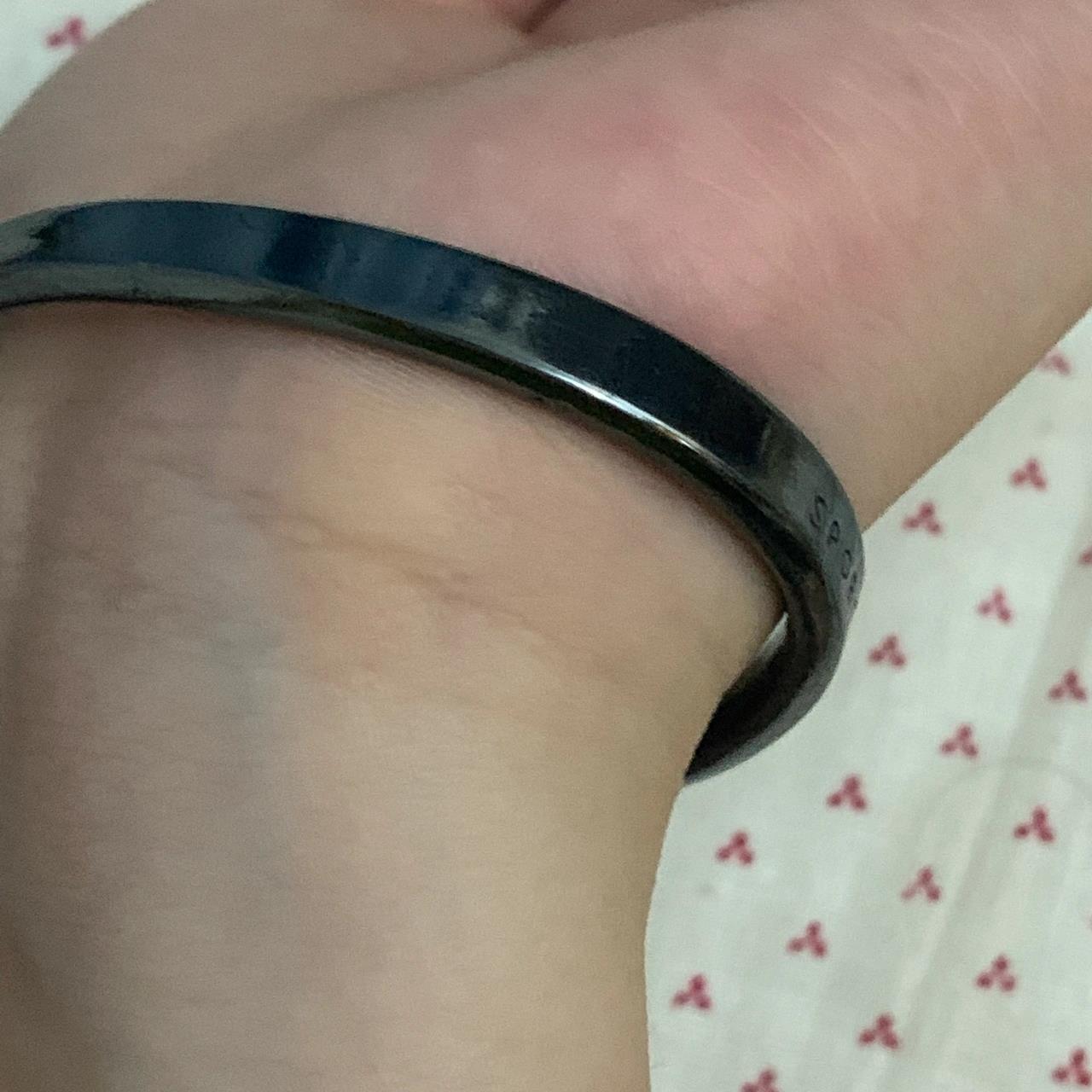 带了很多年的银手镯一夜之间就变黑了?