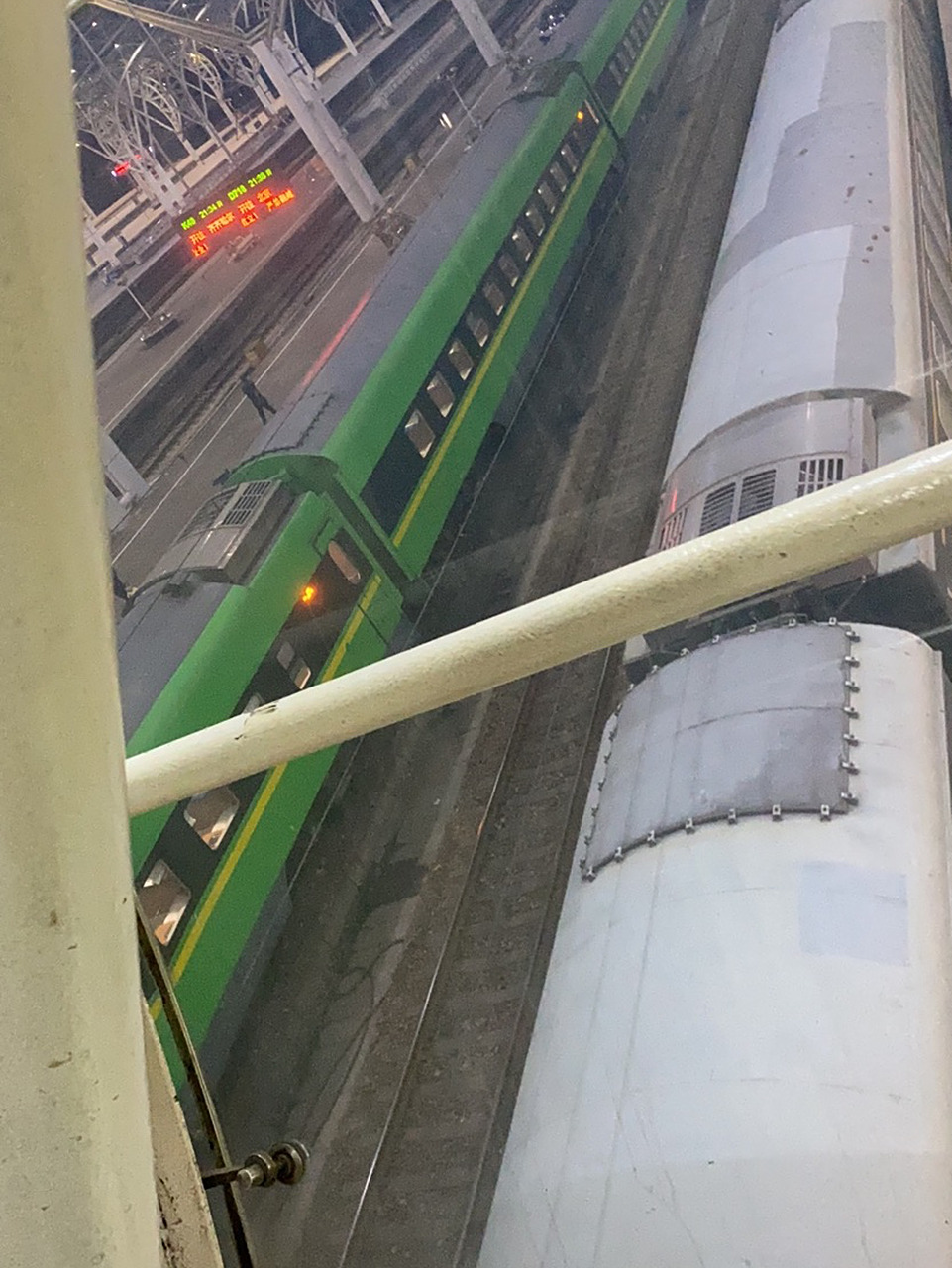 d718绿巨人第一次睡二等卧[不要啊]除了网差 d718绿巨人第一次睡二等