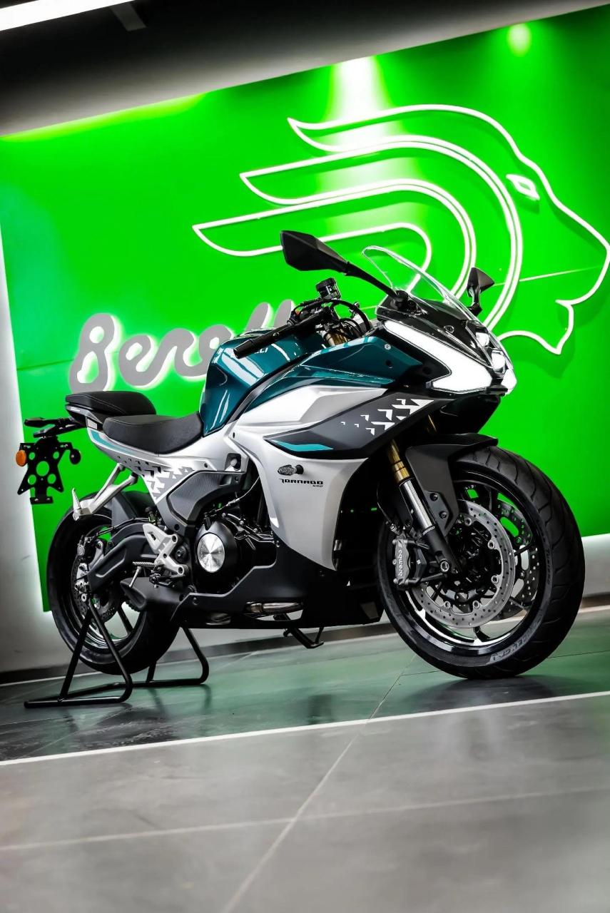 贝纳利龙卷风552r.