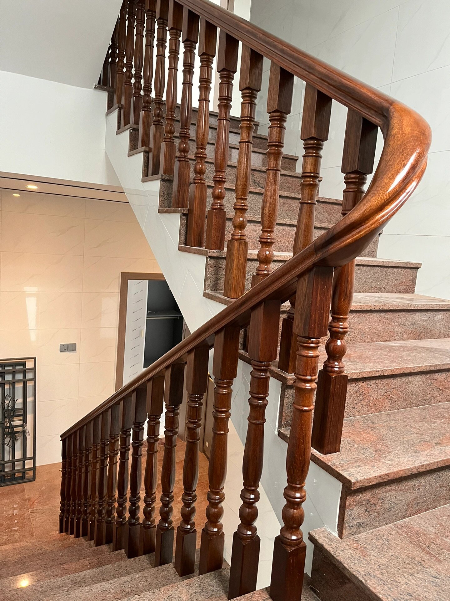 菠萝格楼梯护栏    专业楼梯扶手定制,全屋实木定制