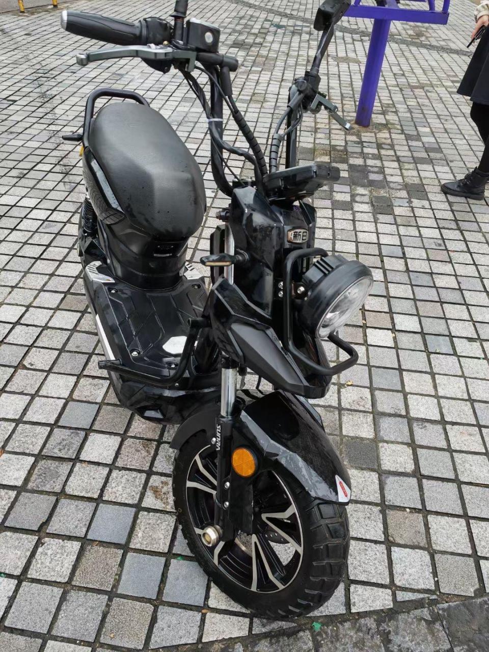 出品牌新日战警电动车一辆,72v20a,前后双碟.