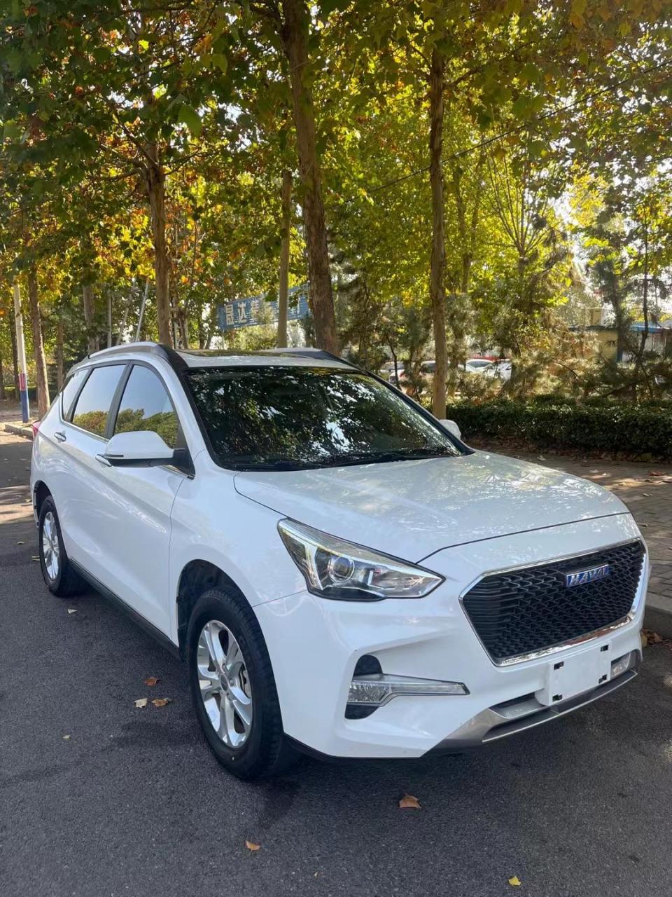 x万 19款哈弗m6手动挡高配,个人一手车,实表两万公里,车况极品,原版原