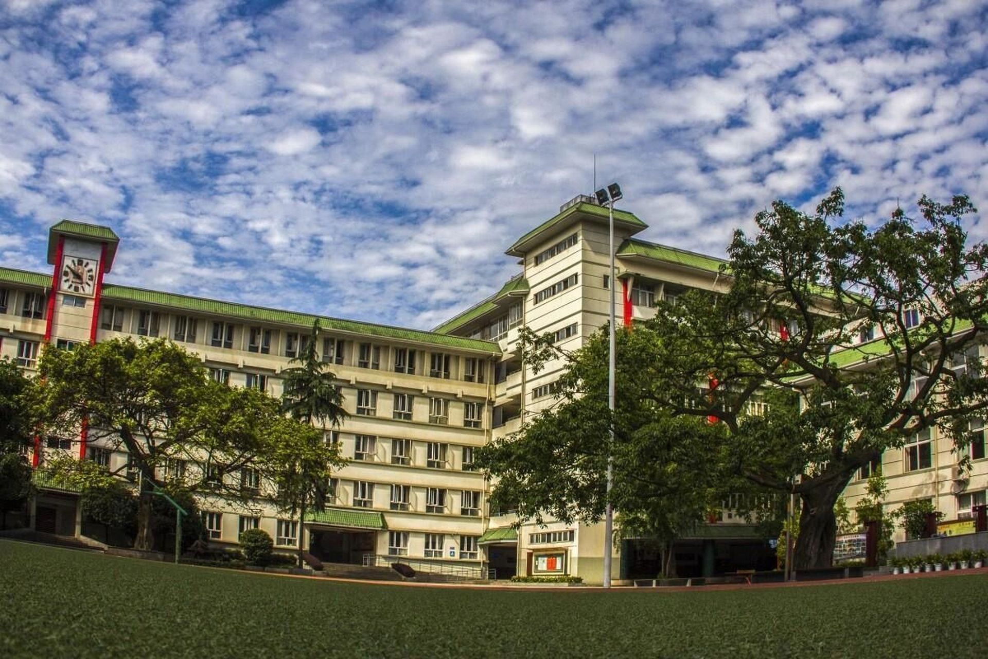 成都石室外语学校是成都石室中学(四中)与四川省神龙集团共创的一所