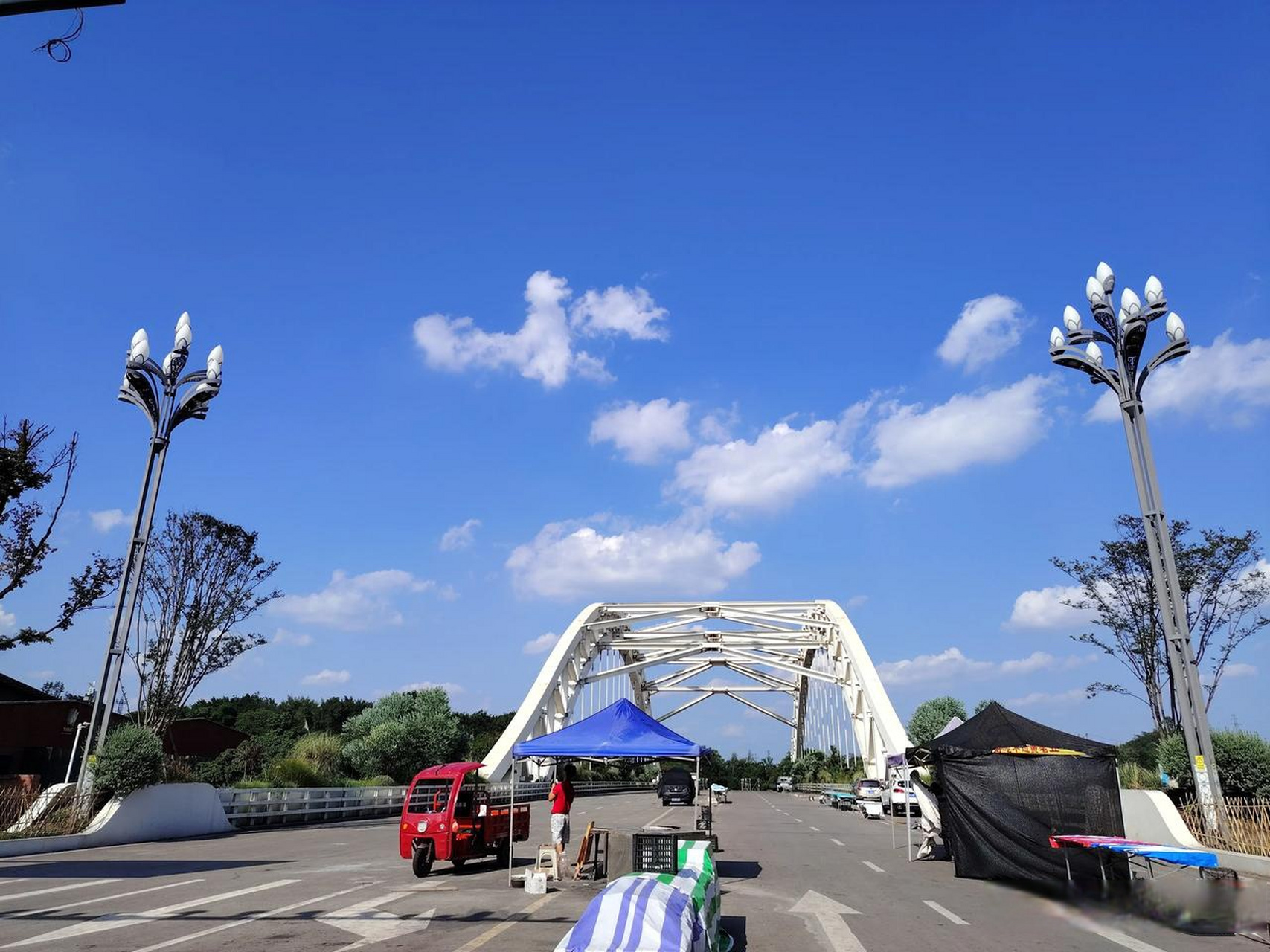 蓝天白云下的自贡彩虹桥挺漂亮的!自贡头条