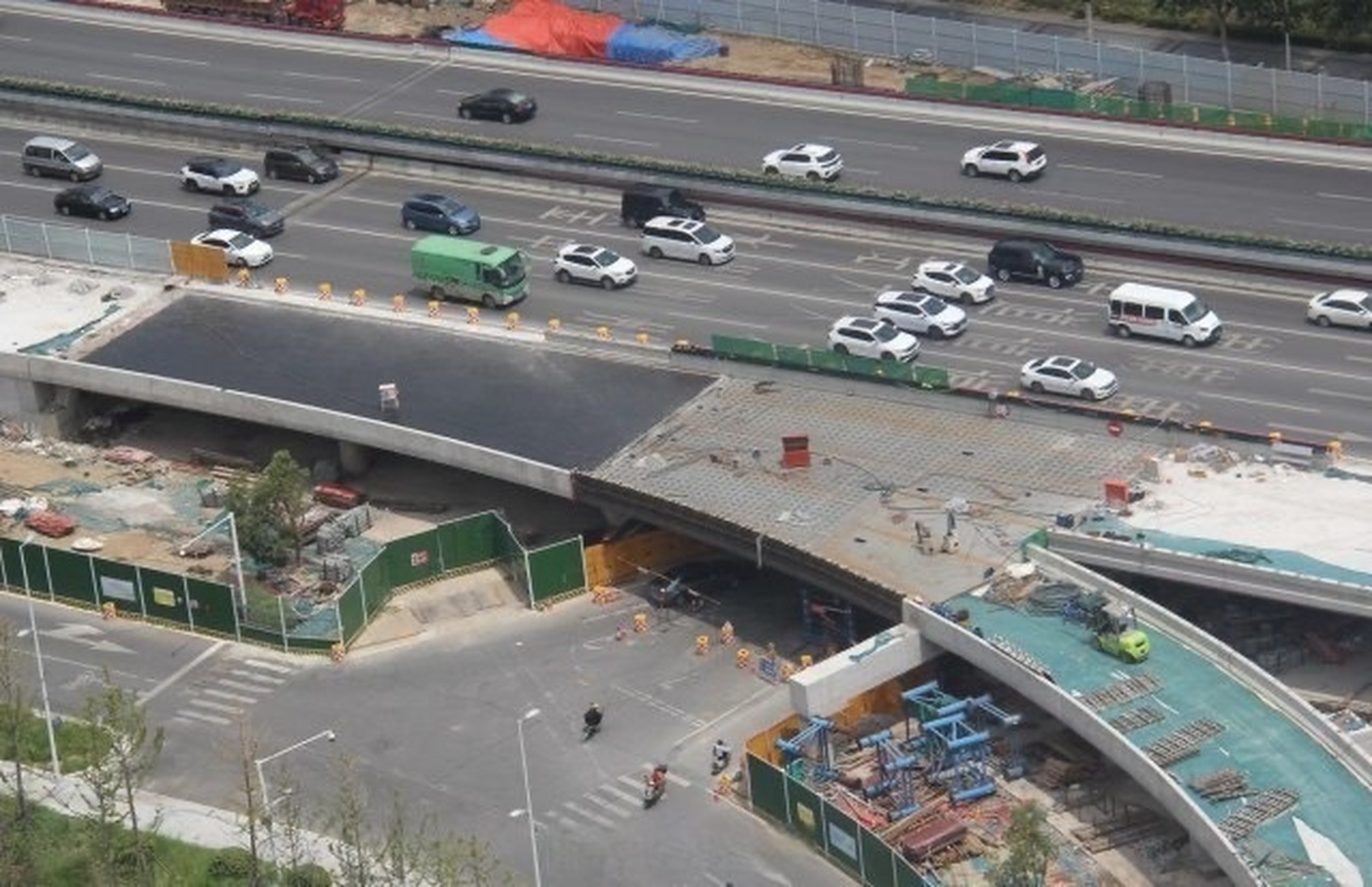 这处下穿地道恢复通行】记者从中州大道综合改造工程施工现场了解到