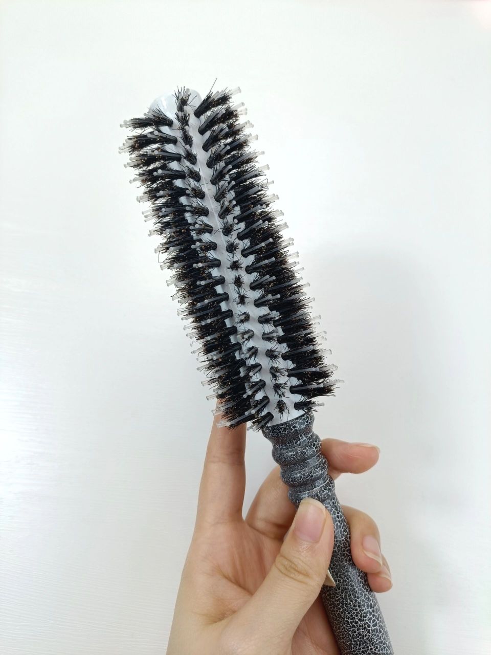 圆筒梳 这把梳子的特点是圆筒部分是铝制的 通常是发型师用来吹痉发