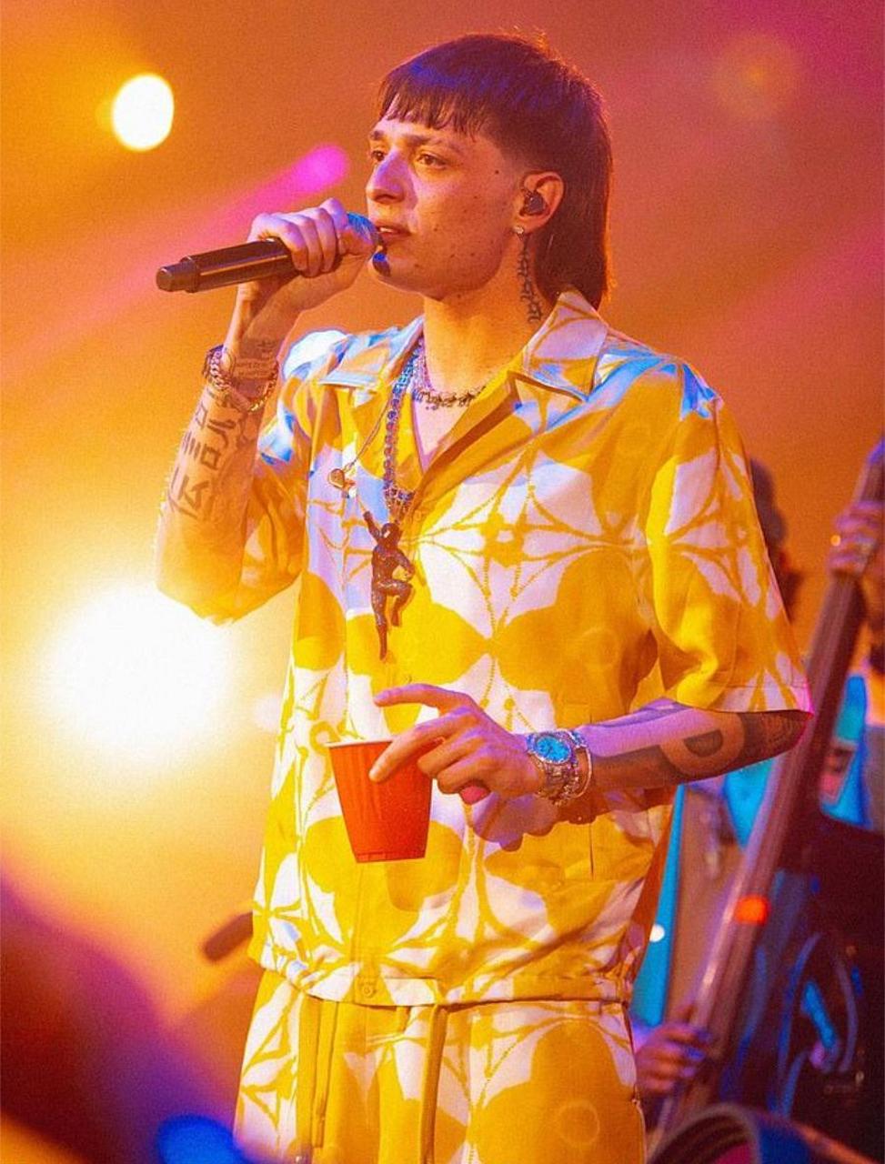 爆红歌手 peso pluma(哈桑·埃米利奥·卡班德·莱贾)的最新主打单曲