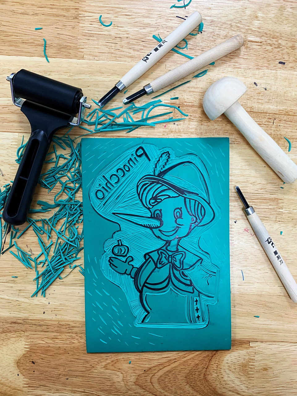 胶板版画制作流程 胶板比木刻版刻起来容易得多,适合力气比较小的创