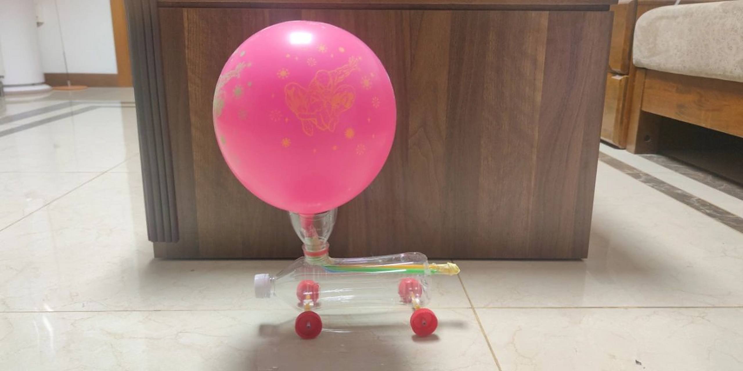 反冲力气球小车 材料:两个气球,塑料瓶(最好是方的,我用的是冰糖雪梨