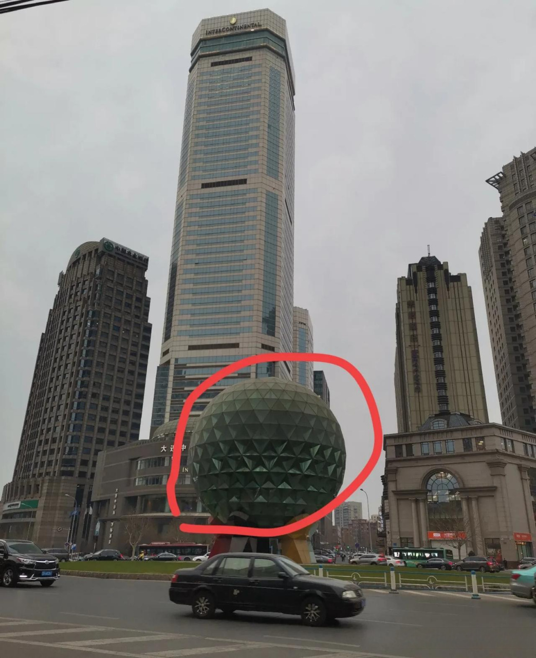 大连友好广场上的水晶球已经好长时间没有人清洗了,上面已经布满了