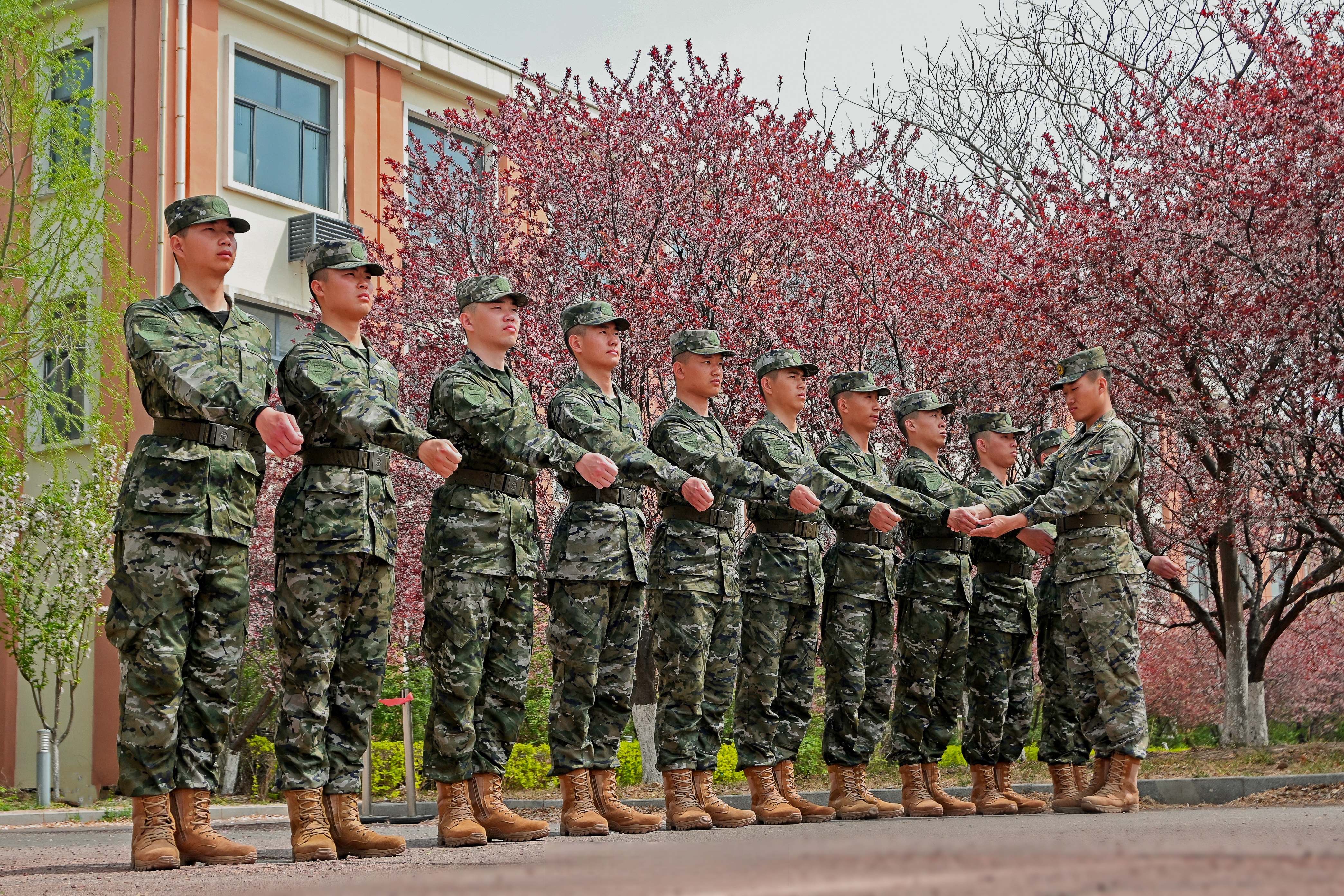【戳↓↓↓图,直击武警新兵训练现场】近日,武警天津总队某新兵大队