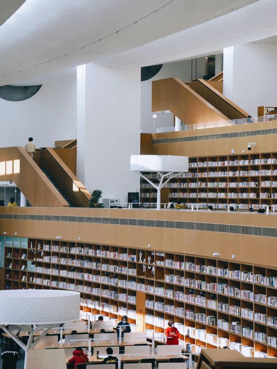 东西湖图书馆终于开馆了 从里到外都好看  马上要春节了,还在愁春节没