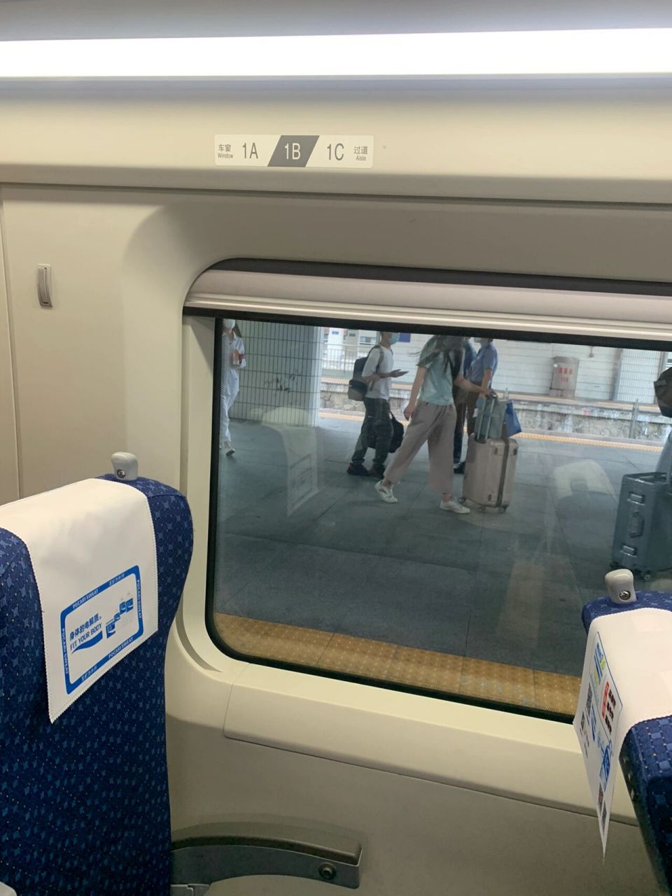 谁懂? 虽说无座票是无固定座位的意思,但是座位边也没有显示什么的!