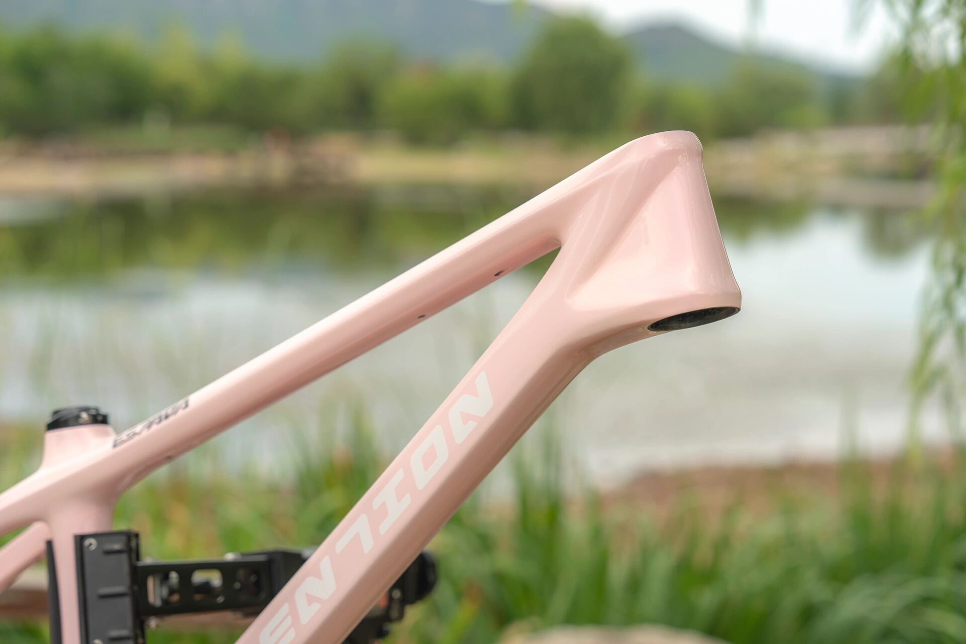 给媳妇定制的碳纤维土坡车架到货了! 开启组车模式!