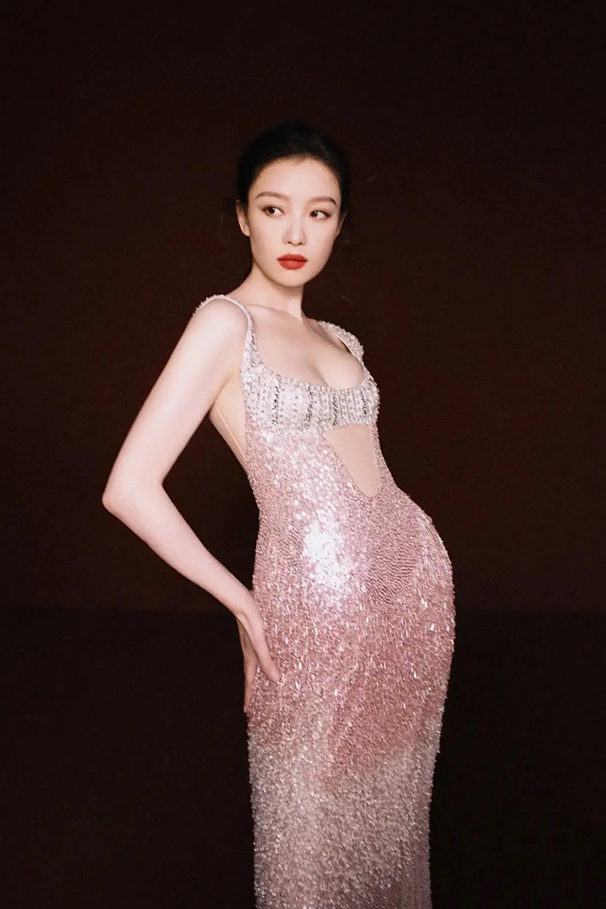 倪妮工作室的图片,这腰有点像屁股了,小图以为怀孕