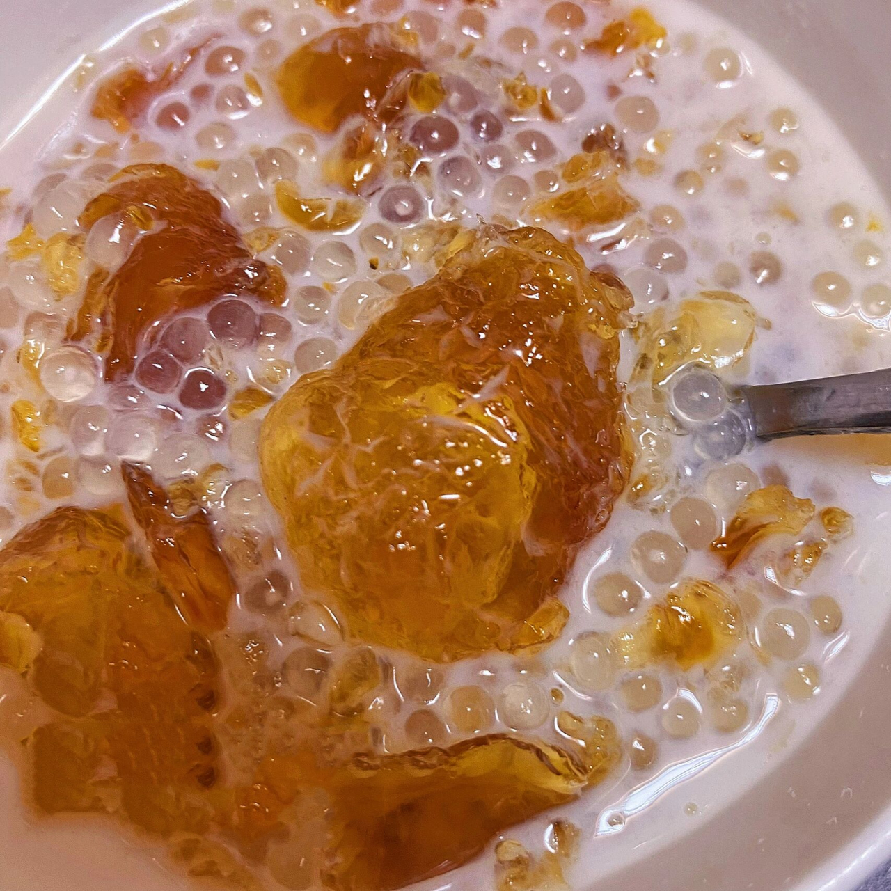 桃胶西米露 夏日甜品 99材料: 桃胶10-15颗(提前一晚泡水) 西米